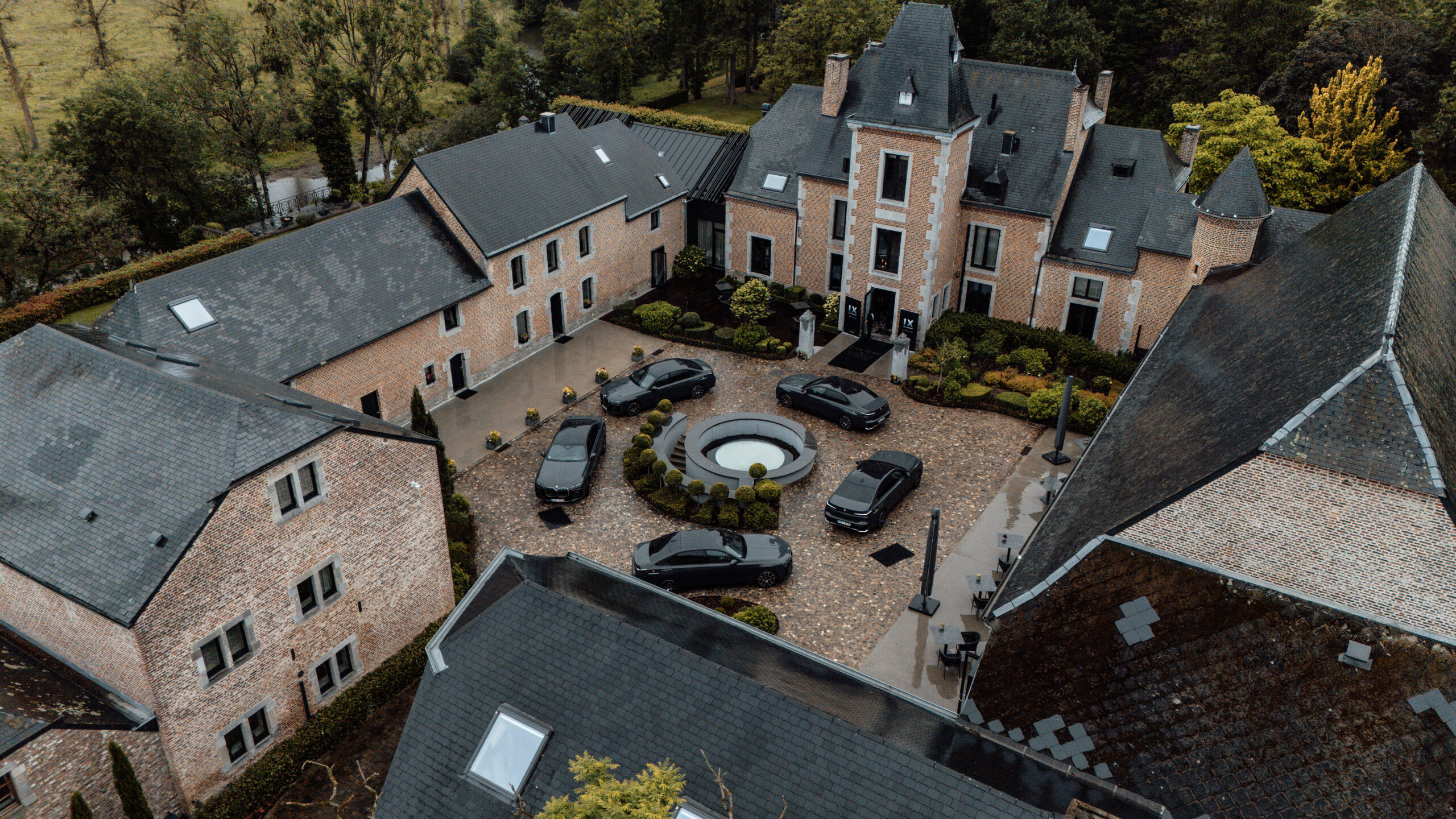 IX Mastermind, Château aus der Luft